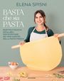 Titel: „BASTA che sia PASTA – Ricette e trucchi infallibili per diventare dei veri maestri della pasta fresca“. Eine lächelnde Frau mit Schürze hält Teig.