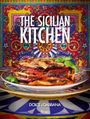 „THE SICILIAN KITCHEN“ in weißer Schrift auf buntem, dekorativem Hintergrund, ein Gericht im Vordergrund.