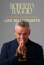 Text: "ROBERTO BAGGIO", "Luce nell’oscurità". Mann mit gefalteten Händen, blauem Anzug, betende Haltung, Lächeln.