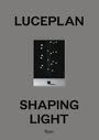 „LUCEPLAN SHAPING LIGHT“ steht in großen, schwarzen Buchstaben mit einer stilisierten Lampe in der Mitte.
