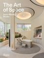 Text: "The Art of Space, Jouin Manku Studio." Elegantes modernes Interieur mit hellen Farben und minimalistischen Möbeln.
