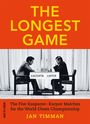 "The Longest Game" oben, darunter zwei Männer beim Schachspiel sitzend, mit den Namen Kasparov und Karpov vor ihnen.