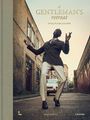 „A Gentleman's Retreat: Style, Places, Culture.“ Ein Mann in gestreiftem Anzug tanzt in einer gepflasterten Gasse.