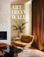 "ART DECO WALLS" in großen Buchstaben. Stilvolles Wohnzimmer mit senfgelbem Sessel, Pflanze, braunen Vorhängen.