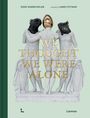 Der Text lautet: "KOEN VANMECHELEN", "curated by JAMES PUTNAM", "WE THOUGHT WE WERE ALONE", "Lannoo". Eine Skulptur mit drei Figuren: zwei mit Eidechsenköpfen, eine mit einem goldenen Ei als Kopf.