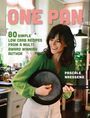 Text: "ONE PAN", "80 simple low carb recipes from a multi award winning author", "PASCALE NAESSENS". Eine Frau mit Pfanne, lächelnd in Küche.