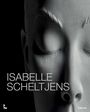 Text: "ISABELLE SCHELTJENS". Nahaufnahme eines skulpturalen Gesichts mit geschlossenen Augen und detaillierten Wimpern.