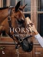 „HORSE essentials“ und „Katrien Van Miert“ sind groß geschrieben. Ein gepflegtes Pferd wird gebürstet.