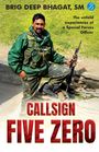 BRIG DEEP BHAGAT, SM. "CALLSIGN FIVE ZERO" in rotem Text. Mann in Militäruniform mit Waffe in einer natürlichen Umgebung.