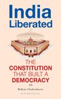 "India Liberated" oben, "THE CONSTITUTION THAT BUILT A DEMOCRACY" zentral. Illustration von Regierungsgebäude.