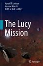 „The Lucy Mission“ steht in großer, weißer Schrift. Darunter planetare Objekte im Weltraum.