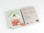Links steht "Natural History, Creative Paper Book". Ein Buch mit floralen Illustrationen in einer Tasche. Rechts Text in mehreren Sprachen.