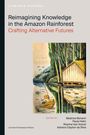 Titel: "Reimagining Knowledge in the Amazon Rainforest". Illustration: Mann angelt in Boot nahe Baumhaus.