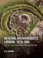 "AN AERIAL ARCHAEOLOGIST'S LOGBOOK, 1970-1995", darunter "100 Air Photographs from Northern Britain", Autor: D.W. Harding. Luftaufnahme einer alten Ruine auf grüner Landschaft.