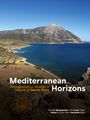 "Mediterranean Horizons. Archaeological Studies in Honour of Søren Dietz." Küstenlandschaft mit klarem Meer und hohem Berg.