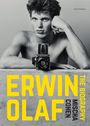 Texte: "ERWIN OLAF", "THE BIOGRAPHY", "MISCHA COHEN", "HANNIBAL". Ein Mann posiert mit Vintage-Kamera, Oberkörper frei.