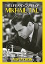 Text: "THE LIFE AND GAMES OF MIKHAIL TAL. Revised and Updated. NEW IN CHESS." Schwarz-Weiß-Foto von einem Mann beim Schachspiel.