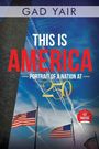 Text: "This is America: Portrait of a Nation at 250." Drei US-Flaggen wehen vor einem blauen Himmel mit Kondensstreifen.
