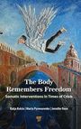 "The Body Remembers Freedom" in Weiß. Illustration: Mensch fliegt mit Flügeln über Brücke, blauer Himmel.