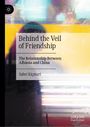 Text: "Behind the Veil of Friendship: The Relationship Between Albania and China" von Sabri Kıçmari.  
Hintergrund: Abstrakte Farben.