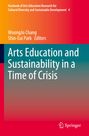 "Arts Education and Sustainability in a Time of Crisis." Oben orange zu rot, unten grün zu grau verlaufender Hintergrund.