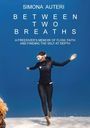 "SIMONA AUTERI: BETWEEN TWO BREATHS. A freediver schwebt elegant unter Wasser neben einem Korallenriff."