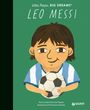 "Leo Messi" und "Little People, Big Dreams". Illustration eines Jungen mit braunen Haaren und Fußball auf grünem Hintergrund.