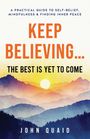 "KEEP BELIEVING... THE BEST IS YET TO COME" steht vor einer Illustration mit Sonnenaufgang über Bergen. Autor: John Quaid.