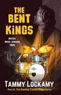 "The Bent Kings", "British Music Invasion 1960s", "Tammy Lockamy", "Part 6: The Bentley Family Adventures". Ein Schlagzeuger auf der Bühne.
