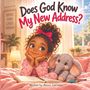 „Does God Know My New Address?“ Ein Mädchen mit lockigem Haar und rosa Schleife liegt auf einem Bett neben einem Elefanten-Plüschtier.