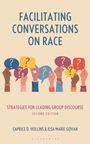 Titel: "FACILITATING CONVERSATIONS ON RACE". Illustration von Händen, die Sprechblasen mit Fragezeichen halten.