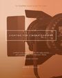 "Lighting for Cinematography", Anleitung zur Filmbeleuchtung. Zweite Edition, David Landau. Im Hintergrund ein Studiolicht.