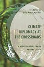 „CLIMATE DIPLOMACY AT THE CROSSROADS“, ein Buch bearbeitet von Şuay Nilhan Aşıkalın. Abgebildet ist die Erde in einem Wald.