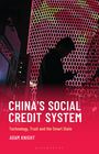 "CHINA'S SOCIAL CREDIT SYSTEM" steht in großer weißer Schrift auf rotem Hintergrund. Im Hintergrund ist ein Menschenschatten vor einem neonbeleuchteten Wabenmuster.