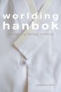Große weiße Schrift: "worlding hanbok". Darunter: "reimagining korean clothing". Unten kleine Schrift: "yoonha kim". Hintergrund: Detail eines traditionellen koreanischen Kleidungsstücks in Weiß.