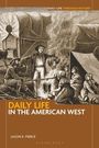 Oben steht "Daily Life in the American West". Eine historische Illustration zeigt Menschen beim Lagerfeuer mit Planwagen.