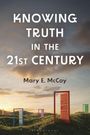 "Knowing Truth in the 21st Century" Mary E. McCoy. Mehrere bunte Türen stehen in einer grünen Landschaft bei Sonnenuntergang.