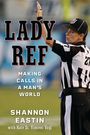 „LADY REF: MAKING CALLS IN A MAN'S WORLD“ von Shannon Eastin mit Kate St. Vincent Vogl. Frau als Schiedsrichterin im Spiel.