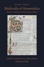 "Medievalia et Humanistica" und "Studies in Medieval and Renaissance Culture" sind zentrale Texte. Dekorative Initialen in einem Manuskript.