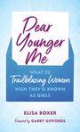 "Dear Younger Me" zeigt einen hellblauen Umschlag mit einem Einschub. Autorin: Elisa Boxer; Vorwort von Gabby Giffords.