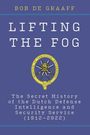 "Buchcovertext: Bob de Graaff - Lifting the Fog - Geheimgeschichte des niederländischen Verteidigungsnachrichtendienstes (1912–2022). In der Mitte ein kreisförmiges Logo mit Schwert und Schlüssel."
