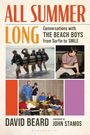 "ALL SUMMER LONG" oben, "DAVID BEARD" unten. Bilder zeigen die Beach Boys und Menschen, die musizieren und sich unterhalten.