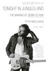 TONIGHT IN JUNGLELAND. THE MAKING OF BORN TO RUN. PETER AMES CARLIN. Schwarz-Weiß-Foto eines Mannes mit Gitarre.