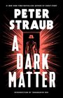 "PETER STRAUB, A DARK MATTER, INTRODUCTION BY TANANARIVE DUE." Ein Mann im Trenchcoat steht in einer Tür, rotes Licht umgibt ihn.