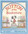 "Button at the Bookstore" steht oben. Eine Illustration zeigt einen Hund in einem Buchladen, umgeben von Regalen mit Büchern.