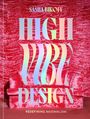 Text: "Sasha Bikoff, High Vibe Design, Redefining Maximalism". Roter Samtsofa und -hintergrund mit einem bunten Schriftzug.