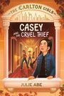 Titel: "Casey and the Cruel Thief". Oben ein Stadtbild mit Skyline. Darunter Personen in einem Flur. Autorin: Julie Abe.
