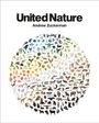 Text: „United Nature, Andrew Zuckerman“. Ein Kreis aus Illustrationen von Pflanzen und Tieren in verschiedenen Farben.