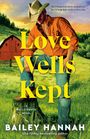 „Love Wells Kept“, „A Wells Ranch Novel“, „Bailey Hannah“, Mann mit Cowboyhut auf Wiese vor roter Scheune.