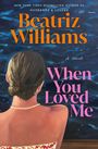 "Beatriz Williams: When You Loved Me" in orange und rosa Schrift. Frau mit Hochsteckfrisur vor blauem Hintergrund.